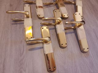 Manillares de puertas dorados