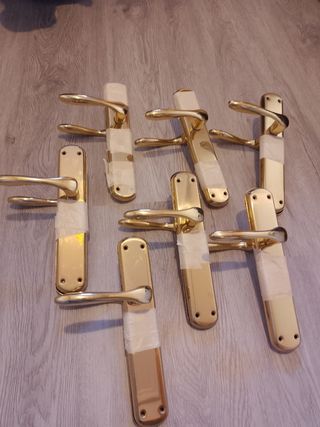 Manillares de puertas dorados