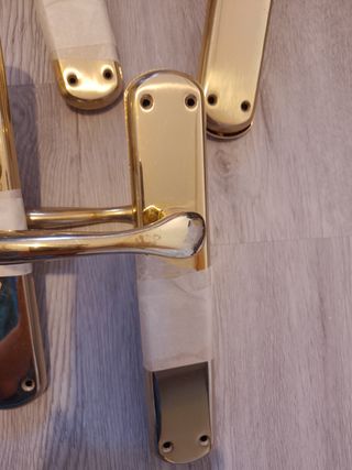 Manillares de puertas dorados
