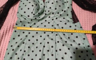Traje flamenca verde agua con lunares negros.