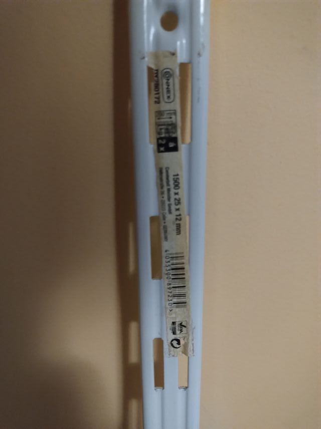 Rieles y ménsulas para estantería mural