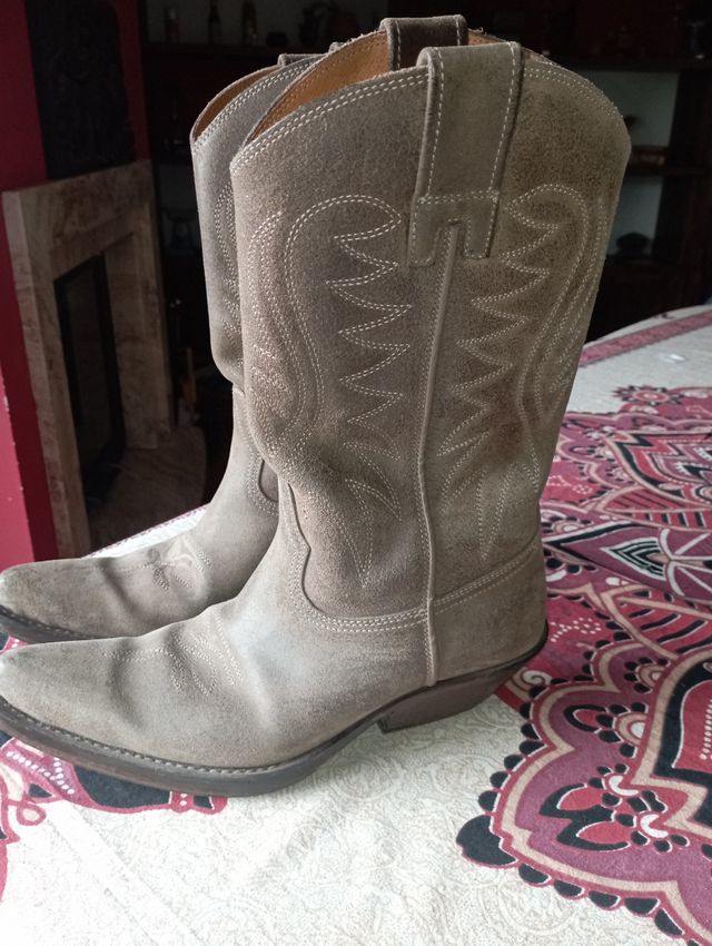 Stivali texani marroni, da rifare la suola