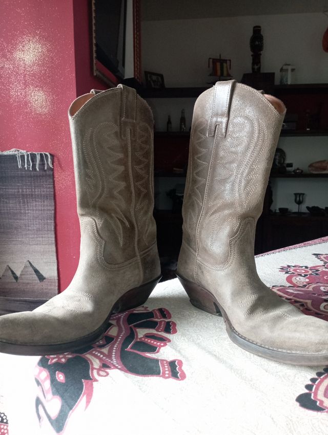 Stivali texani marroni, da rifare la suola