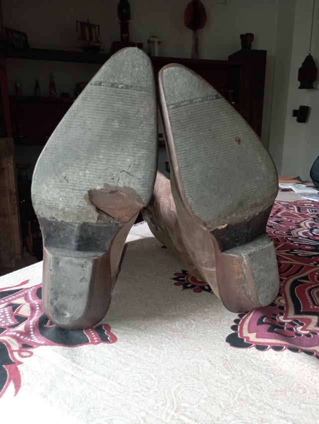 Stivali texani marroni, da rifare la suola