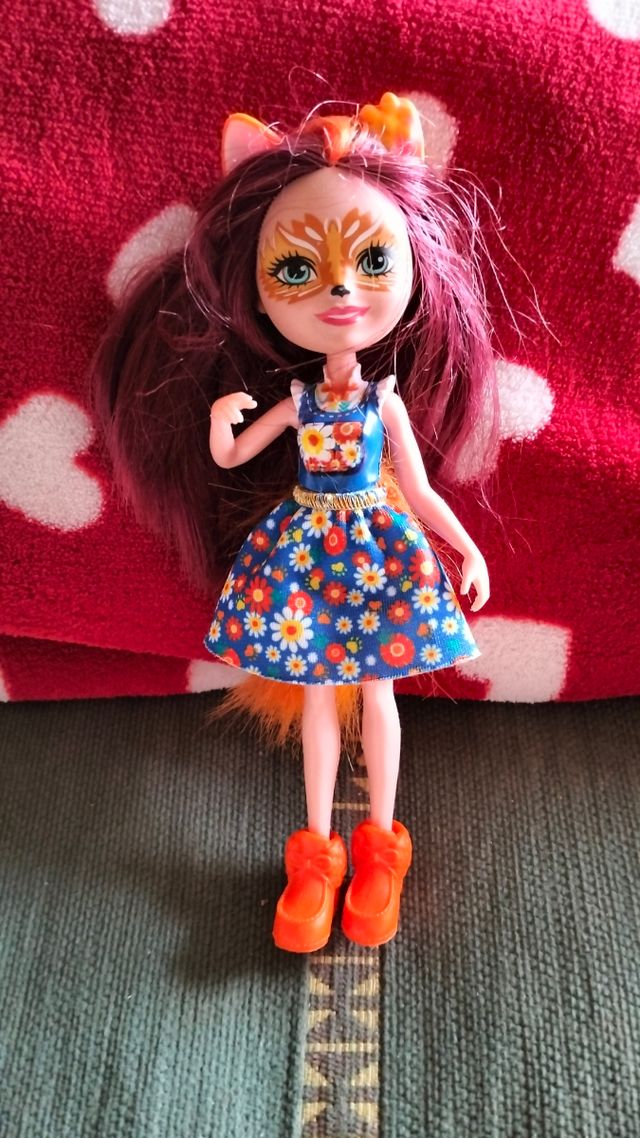 Enchantimals muñeca loba con cola