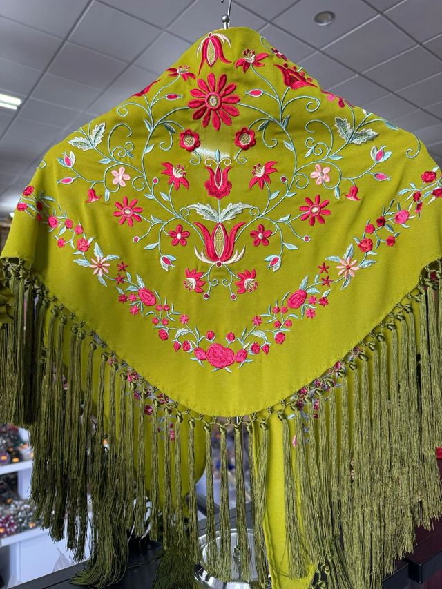 Manton bordado - Lima