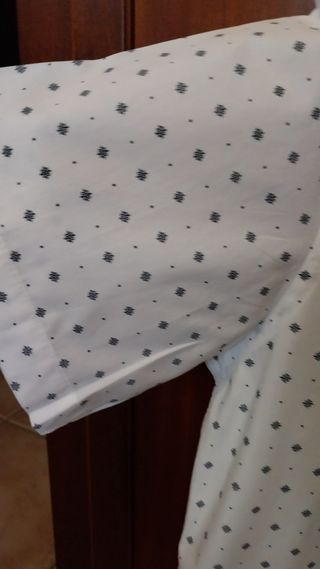 Camisa blanca estampada hombre