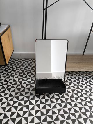 Espejo de pared con repisa y perchas – Nuevo!