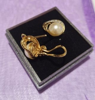 Pendientes perla chapados en oro.