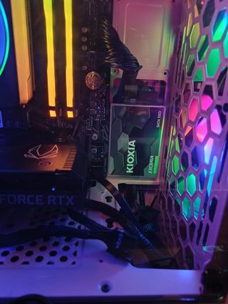PC Gamer 
 AMD Ryzen 5600x RTX 3060Ti