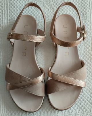 Sandalia color nude de Unisa