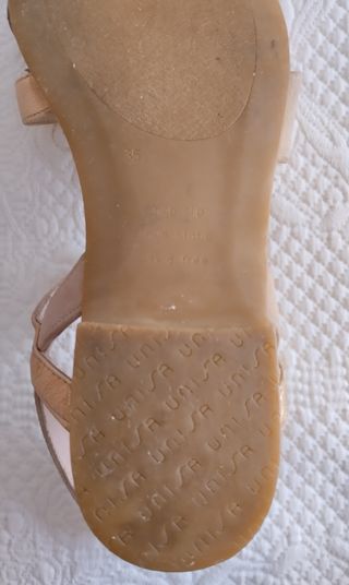 Sandalia color nude de Unisa