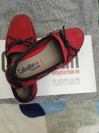 Zapatos Callaghan rojos - Adaptaction