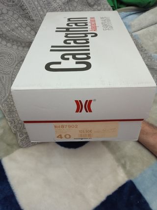 Zapatos Callaghan rojos - Adaptaction