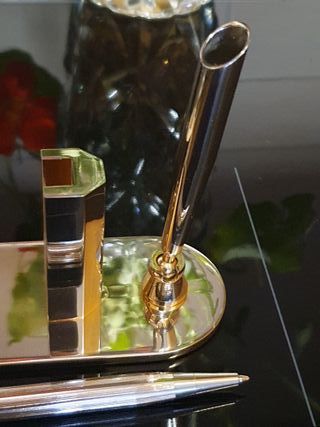 Portabolígrafos y tarjetero de latón y abrecartas