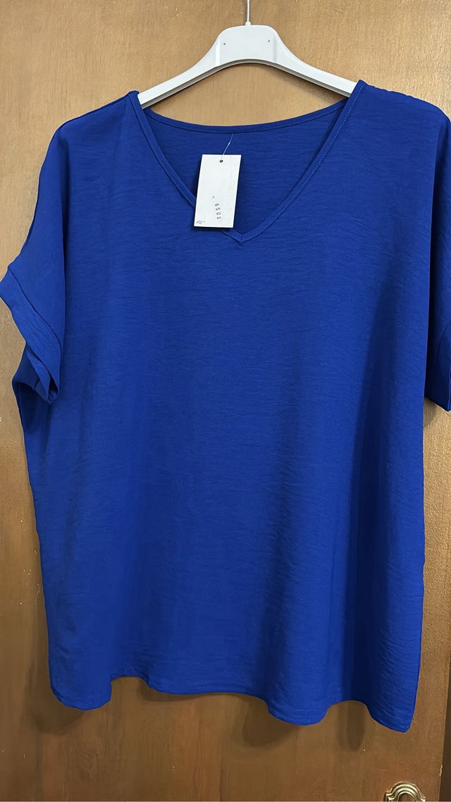 Falda midi estampada y abrigo gris varioas cosas