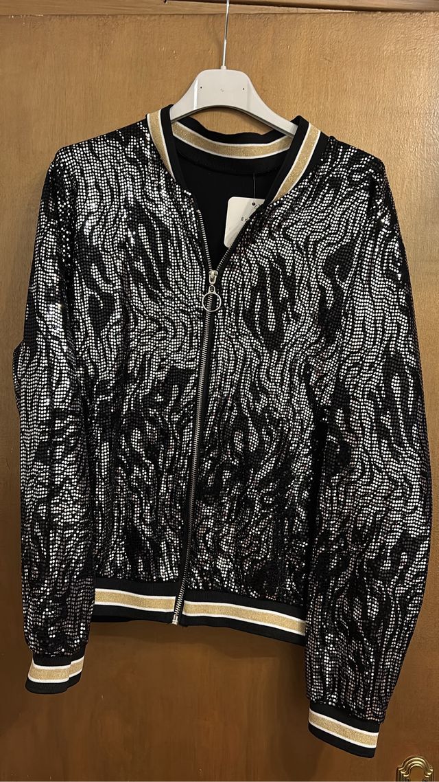 Falda midi estampada y abrigo gris varioas cosas