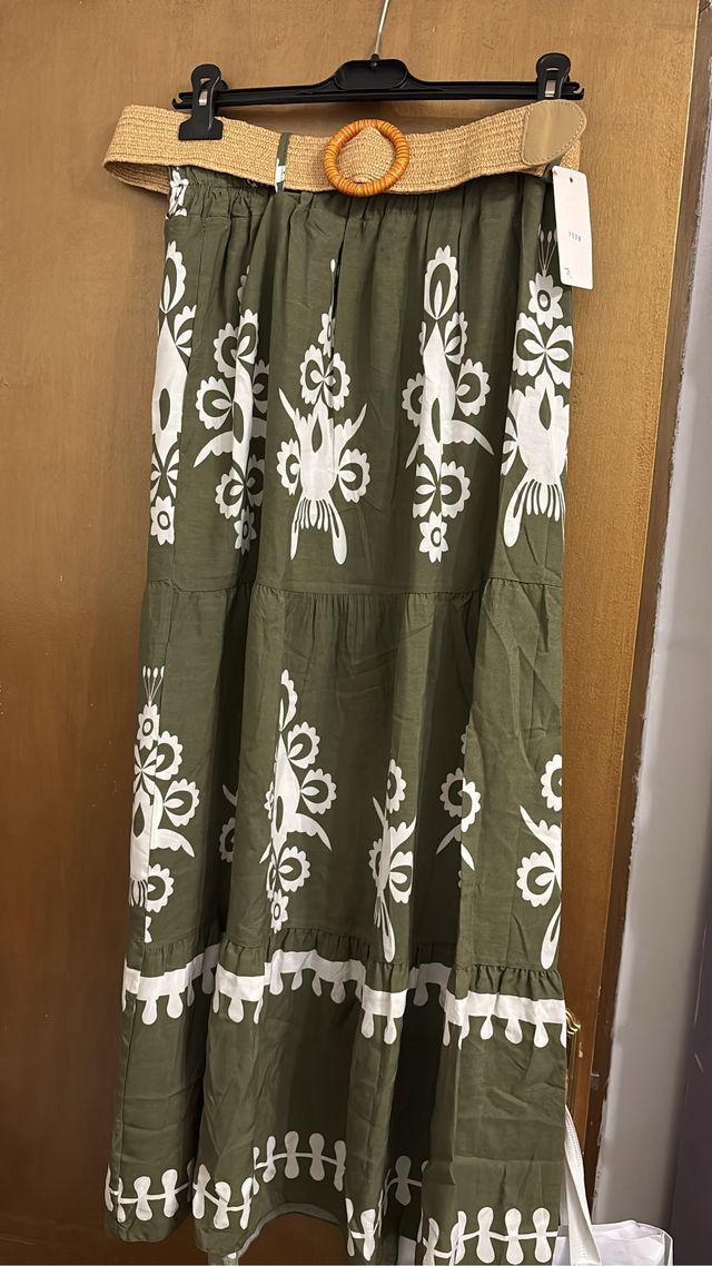 Falda midi estampada y abrigo gris varioas cosas