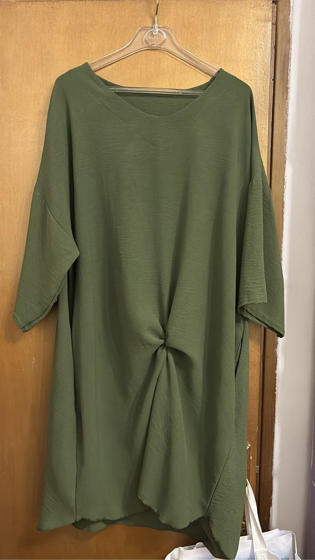 Falda midi estampada y abrigo gris varioas cosas