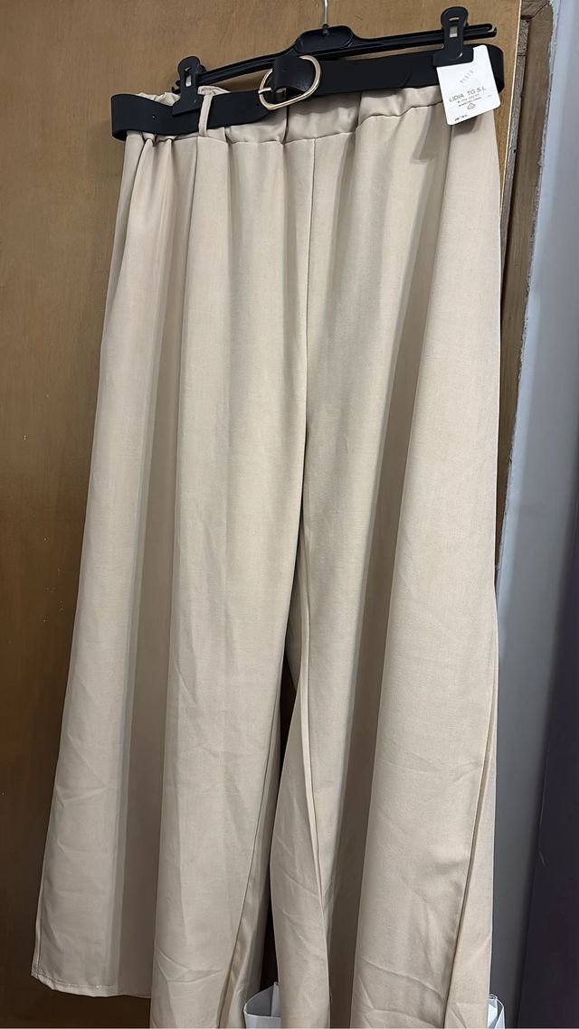 Falda midi estampada y abrigo gris varioas cosas