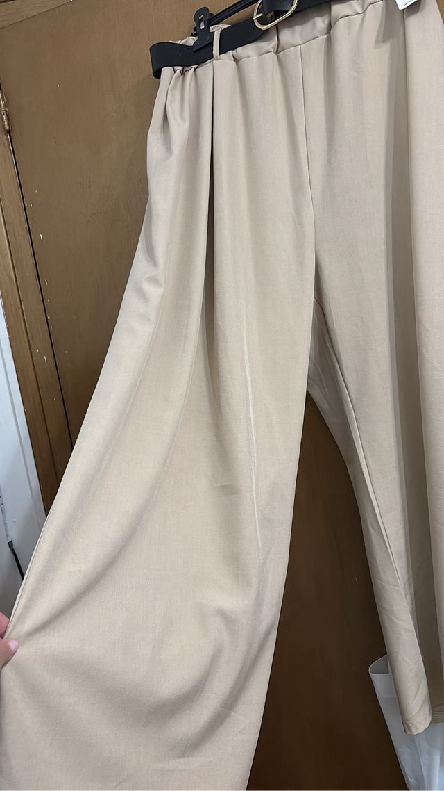 Falda midi estampada y abrigo gris varioas cosas