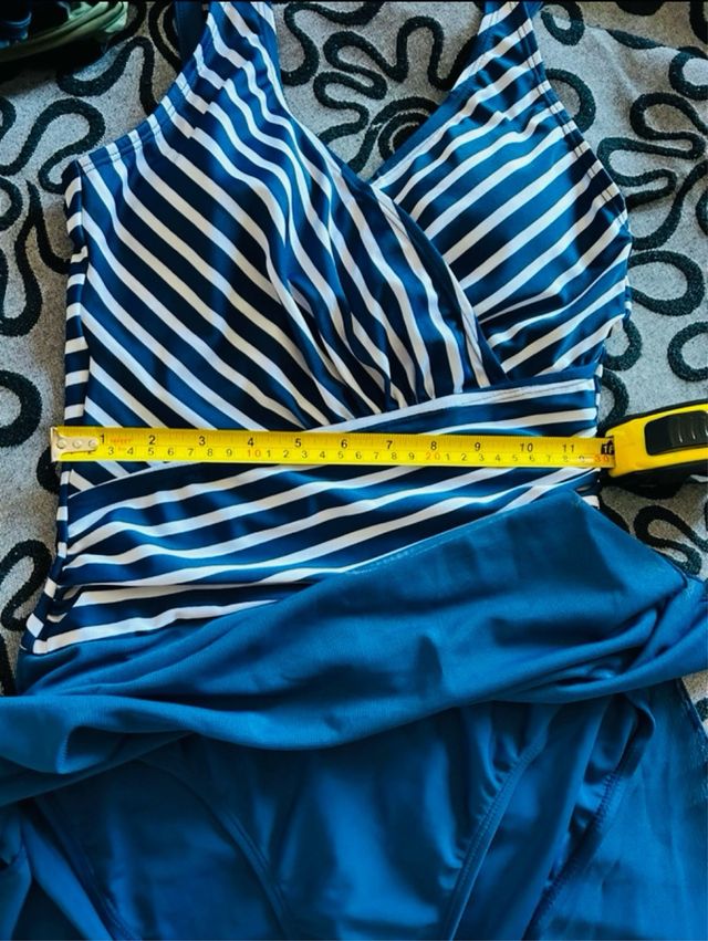 Costume intero a righe blu e bianco