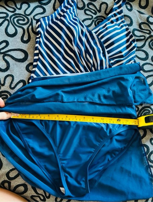 Costume intero a righe blu e bianco