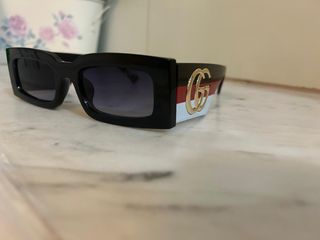 Occhiali Gucci neri e rossi