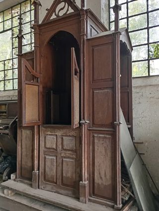Confesionario antiguo de madera