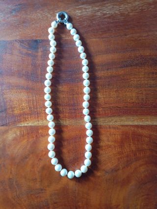 Tira de perlas naturales de 47 unidades.