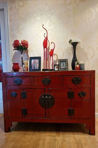 Aparador chino rojo antiguo