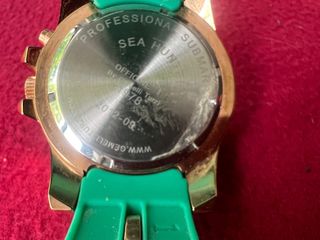Reloj Submariner dorado y verde