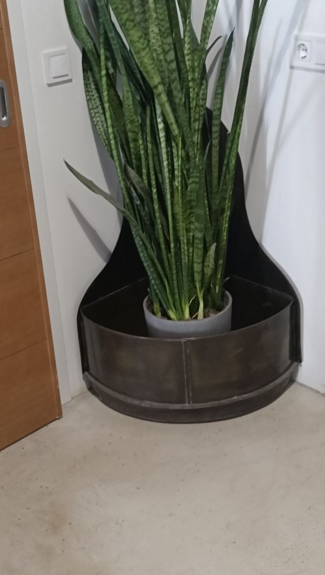 Jardinera de esquina elaborada en bronce