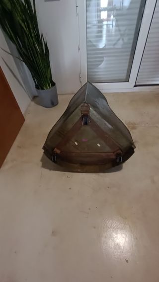 Jardinera de esquina elaborada en bronce