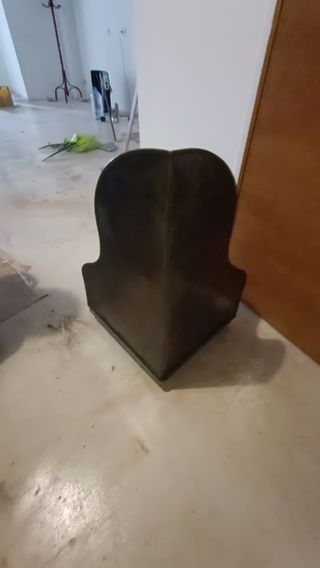 Jardinera de esquina elaborada en bronce