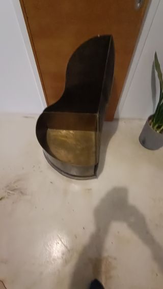 Jardinera de esquina elaborada en bronce