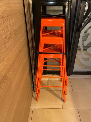 Taburetes metal: 3 naranjas, 4 negros