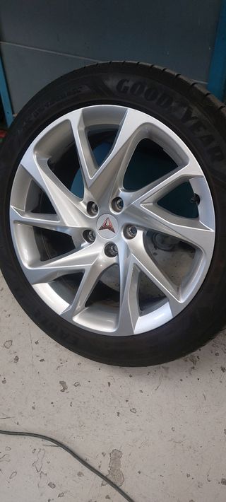 Llantas 18“ cupra con neumáticos245/45/R18 goodyea
