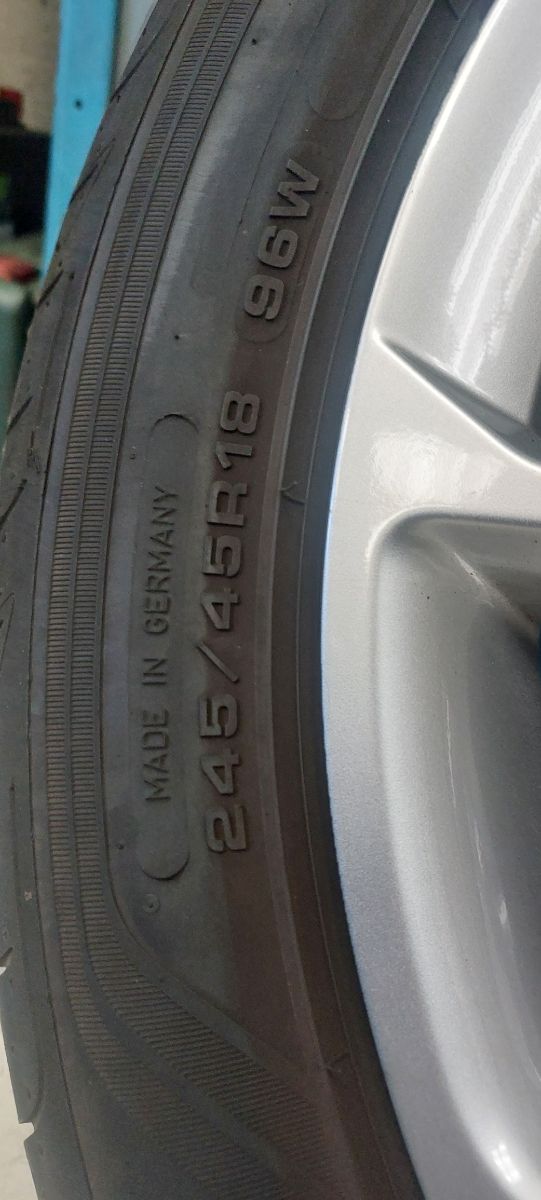 Llantas 18“ cupra con neumáticos245/45/R18 goodyea