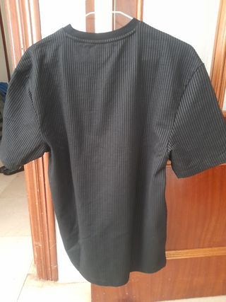 Camiseta negra River Island.