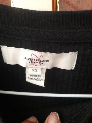 Camiseta negra River Island.