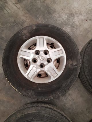 5 llantas Hyundai H1 del 2001