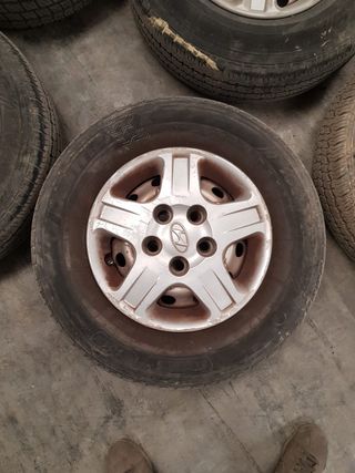5 llantas Hyundai H1 del 2001