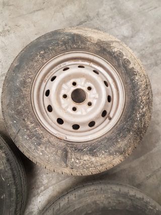 5 llantas Hyundai H1 del 2001