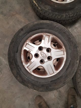 5 llantas Hyundai H1 del 2001