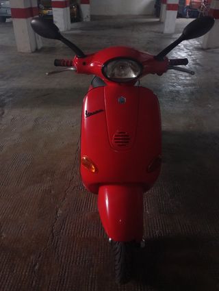 Vespa ET2 roja restaurada