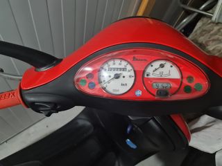 Vespa ET2 roja restaurada