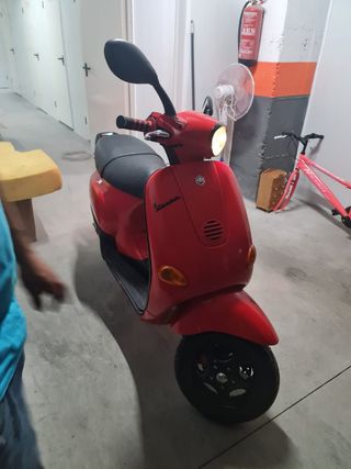 Vespa ET2 roja restaurada