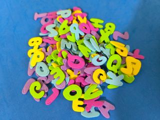 Alfabeto in gomma eva colorata