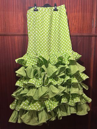 Traje y dos blusas de flamenca